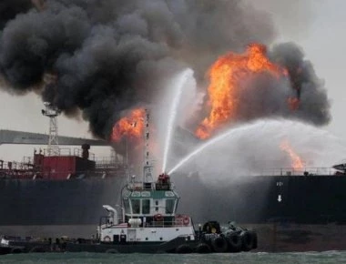 Φωτιά σε πλατφόρμα εξόρυξης στο λιμάνι Λεμεσού - Δείτε φωτό και βίντεο